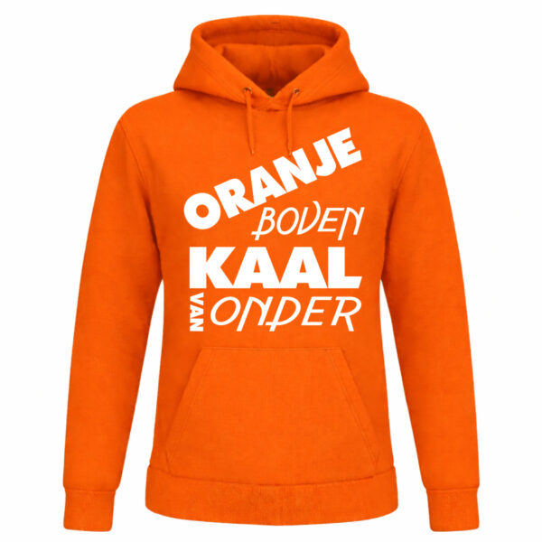 Oranje hoodie met grappige tekst “Kaal van onder” voor Koningsdag
